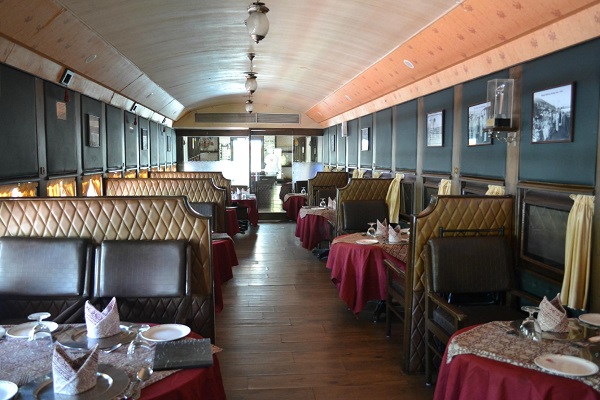 भारत के इस रेस्टोरेंट में ले ट्रेन में बैठ कर खाने का आनंद - in-this